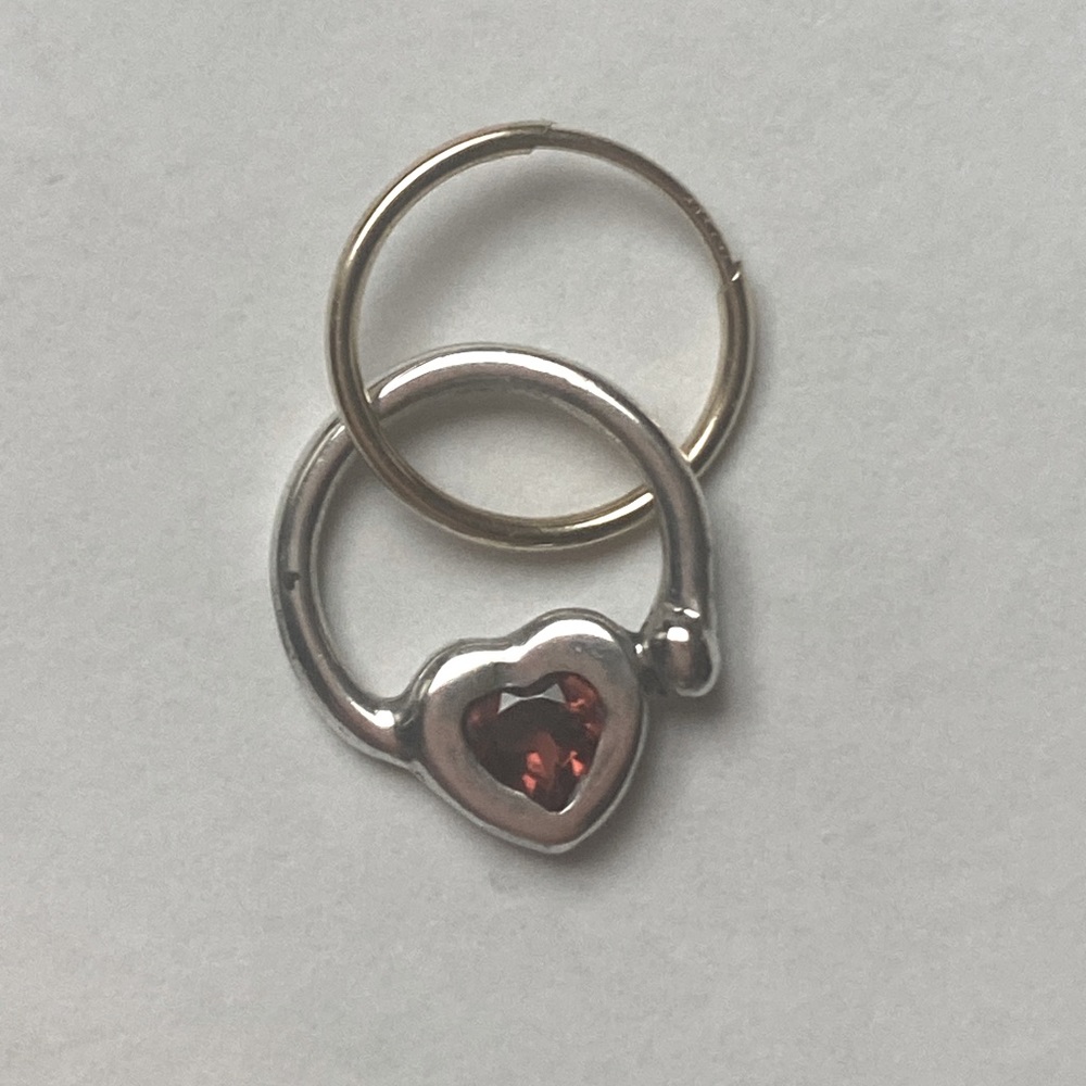 LEE BREVARD DOUBLE HOOP HEART • ENDLESS CHARM EARRING Garnet stone